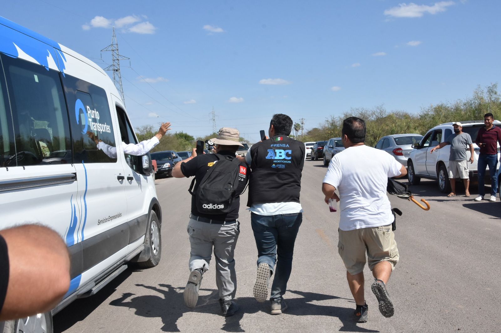 Buscan respuestas. Reporteros locales y nacionales corrían hacía la unidad en la que viajaba López Obrador para preguntarle sobre los trabajos de rescate de los mineros. (Foto: SERGIO A. RODRÍGUEZ)