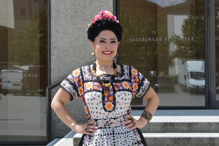 La soprano mexicana Rebeca Olvera viste como Frida Kahlo para interpretar a Berta en
El barbero de Sevilla (ESPECIAL) 