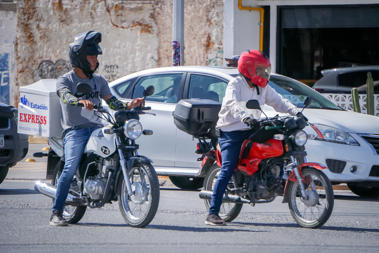 El número de motocicletas en Torreón continuó en aumento en el periodo de la pandemia, con la mayor demanda del servicio para llevar. En 2020 ya sumaban 8 mil 479, con tendencia al alza. (EDIE RUIZ)