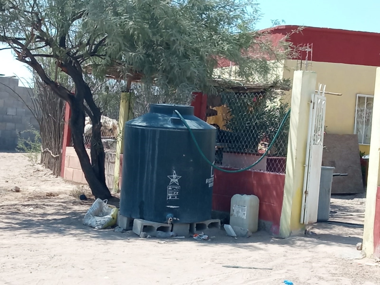 El edil subrayó que se trabaja para resolver la crisis hídrica que se tiene y recordó que están en proceso la perforación de un pozo y se autorizó otra obra similar. (EL SIGLO DE TORREÓN)