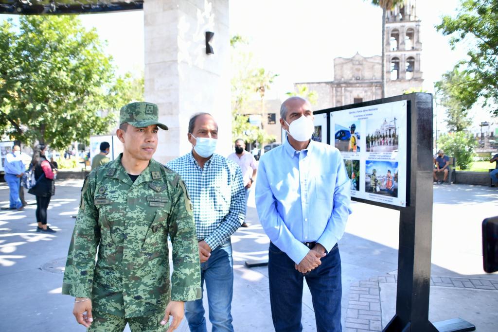 El alcalde, que acompañó en el recorrido de esta galería al coronel Gerardo Reyes Fuentes, reconoció el trabajo que hacen los elementos del Ejército. (ESPECIAL)