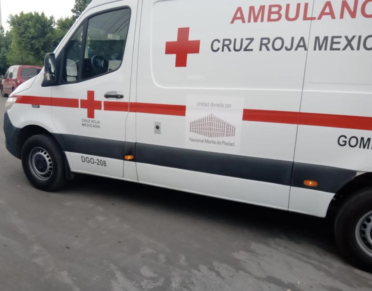 Paramédicos de la Cruz Roja se encargaron de atender a la femenina y la trasladaron a un hospital de la ciudad.