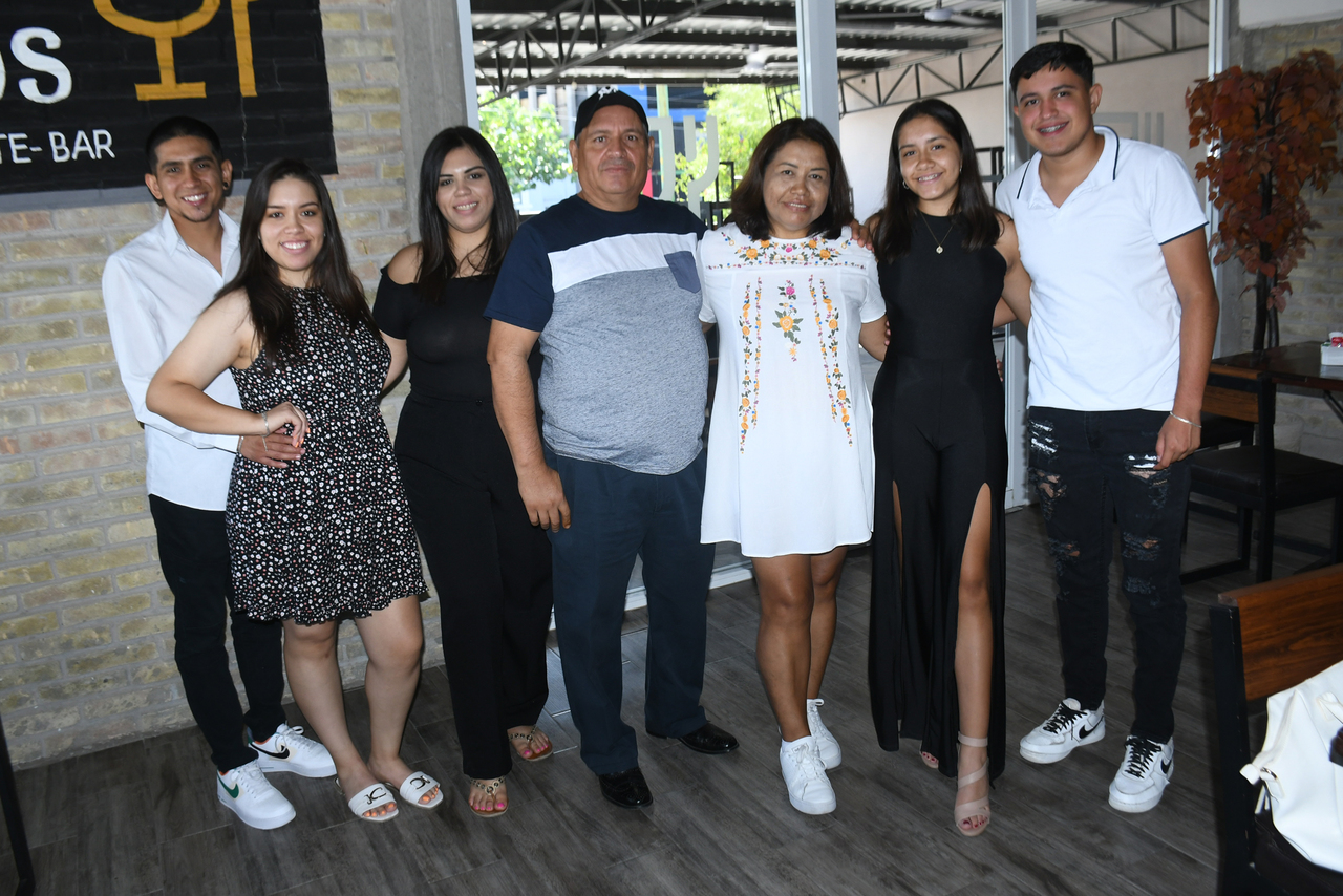 Festejando cumpleaños de la señora Rocío Gaucín en compañía de su esposo, hijas y yernos (FERNANDO COMPEÁN)