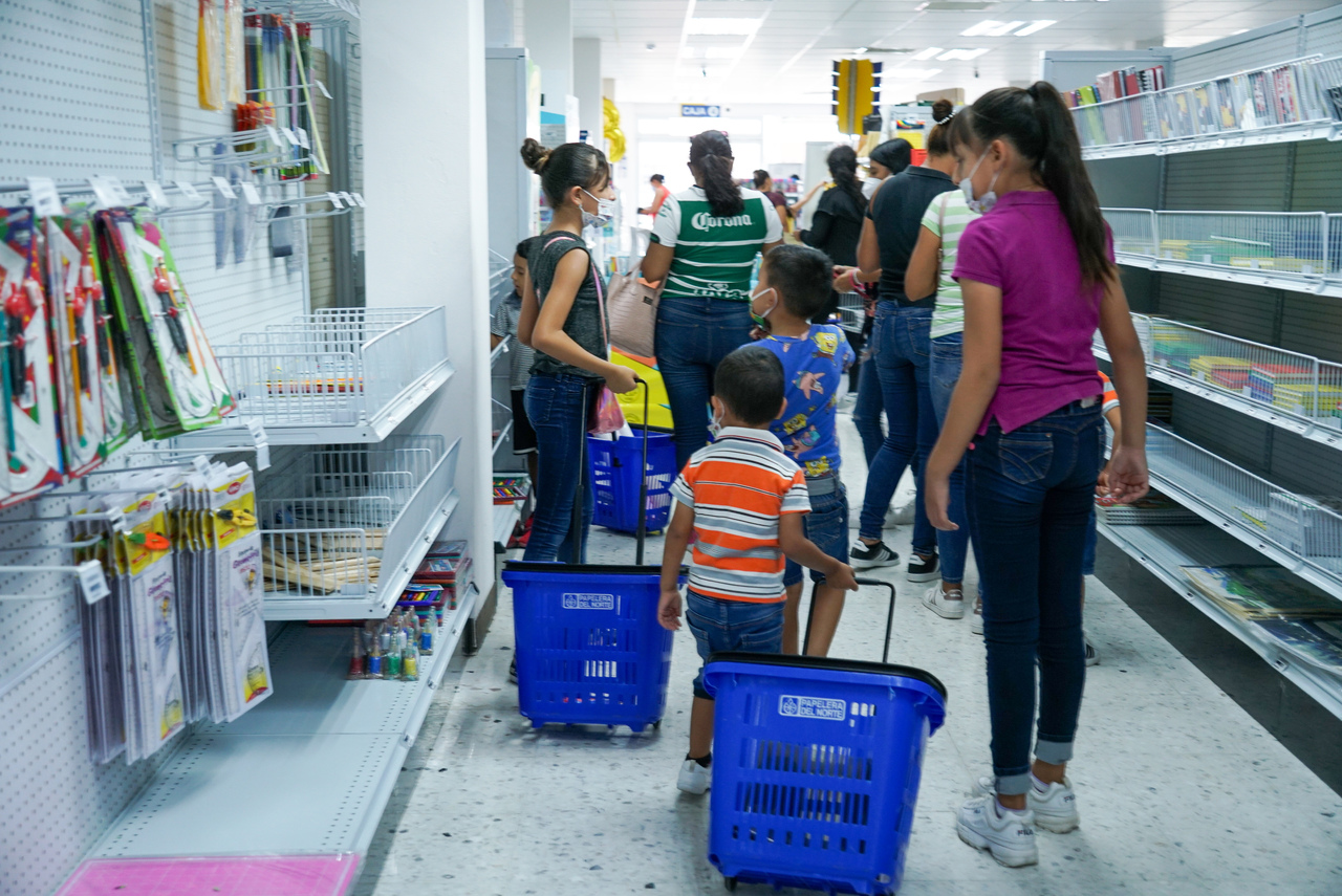 El regreso a clases llena las papelerías en la región Lagunera, se han incrementado las ventas de forma exponencial, señaló la Canaco. (EL SIGLO DE TORREÓN)