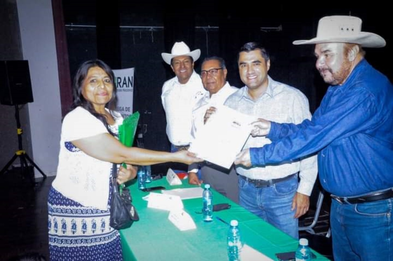 La ceremonia de entrega de los documentos agrarios se realizó en el Auditorio Municipal del municipio de San Pedro. (EL SIGLO DE TORREÓN)
