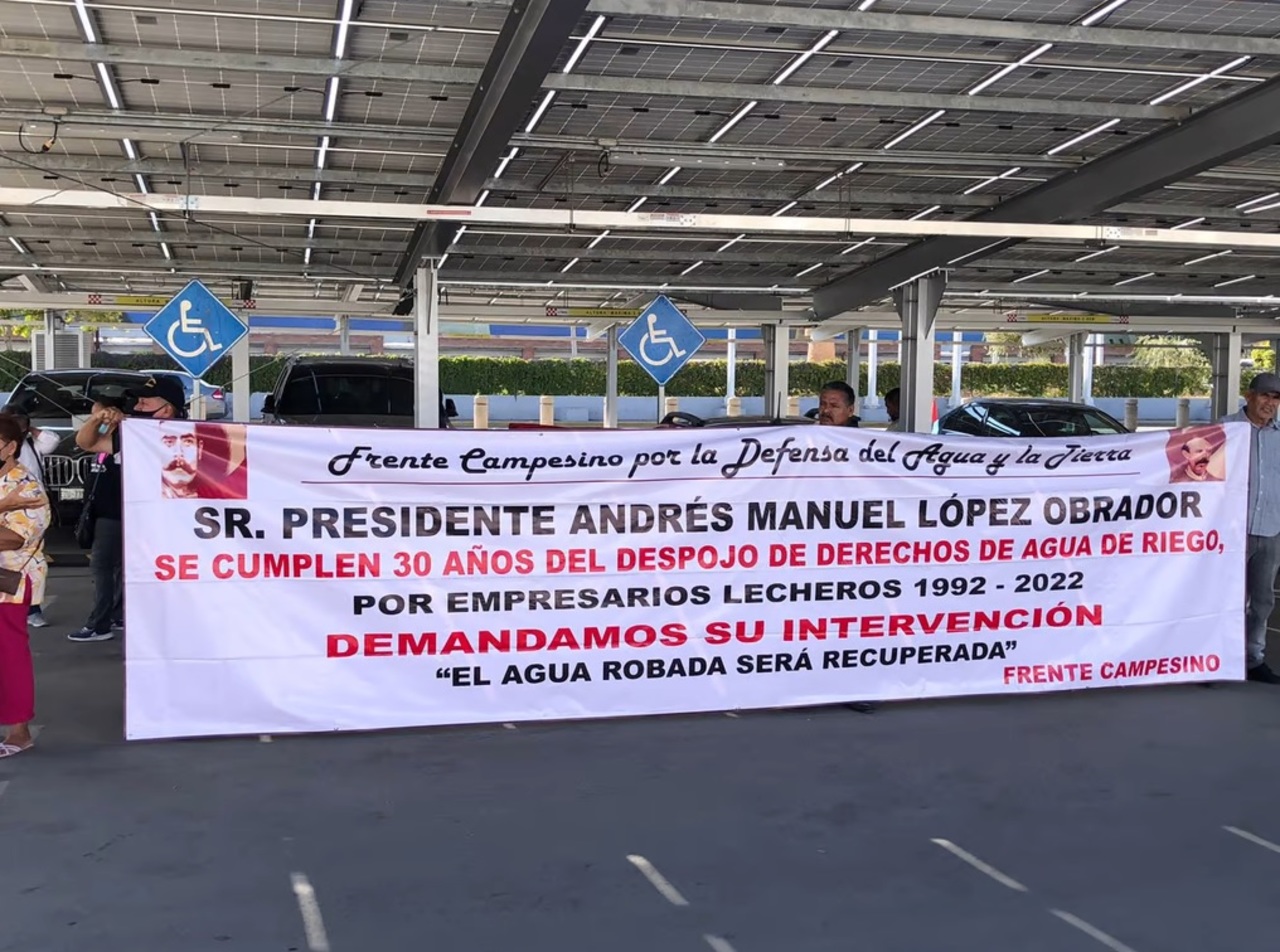 Con protesta en la llegada de Obrador, exigieron el redimensionamiento acordado en Agua Saludable. (EL SIGLO DE TORREÓN)