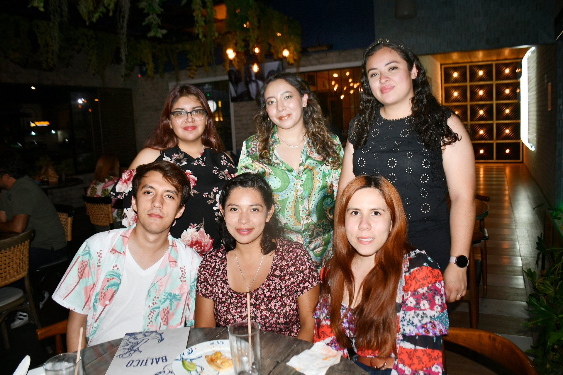 Festejando cumpleaños de la señorita María Valdez acompañada de grupo de amigos (FERNANDO COMPEÁN)
