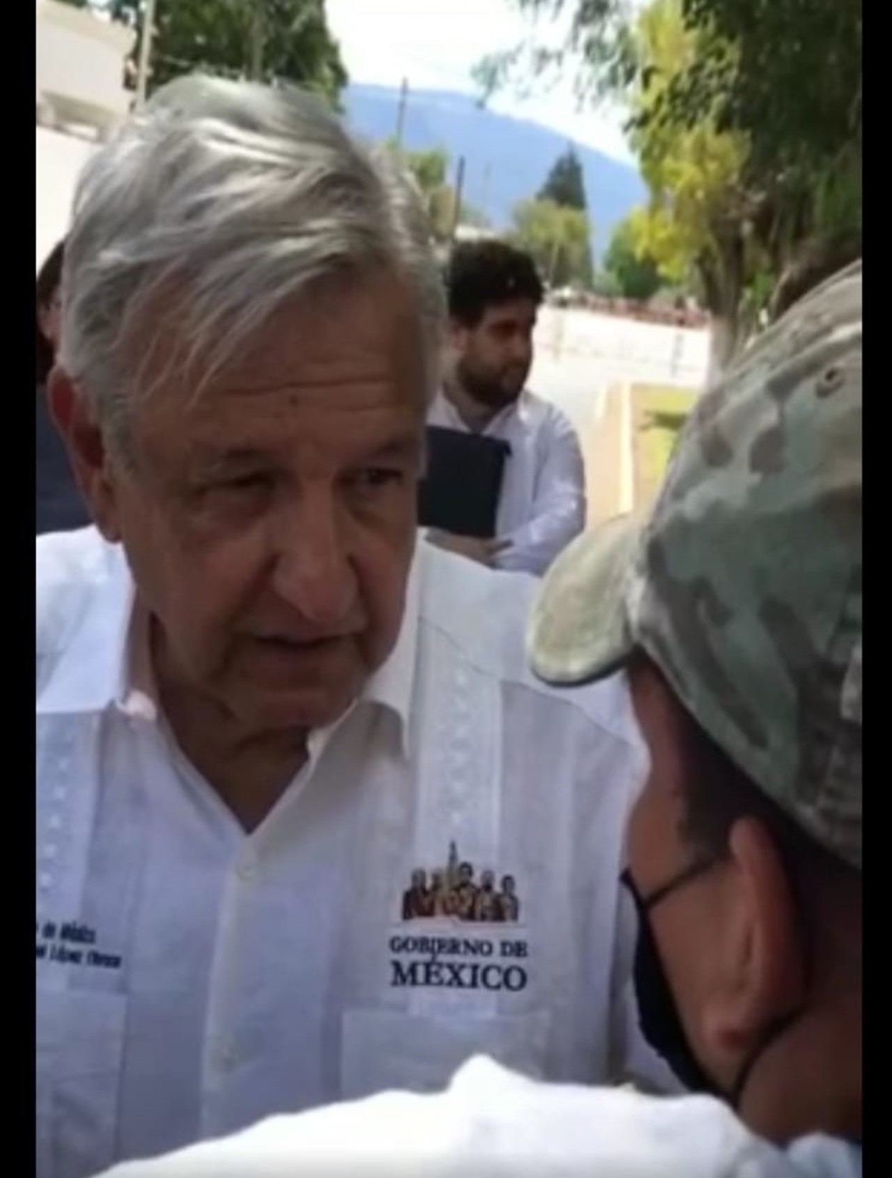 Silvia Ortiz abordó al presidente López Obrador durante su gira por Parras de la Fuente para pedir un encuentro con él. (EL SIGLO DE TORREÓN)