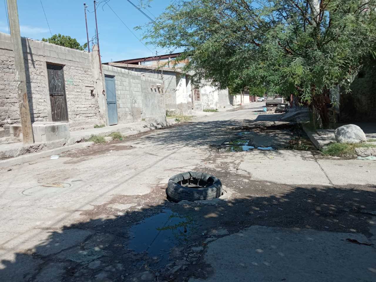 Los vecinos tuvieron que colocar una llanta para evitar que alguien cayera en la alcantarilla.