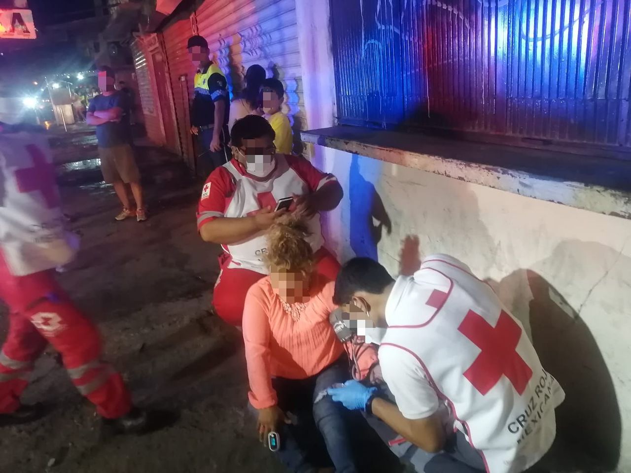 El personal de la Cruz Roja acudió al lugar para atender a la femenina lesionada en Gómez Palacio.