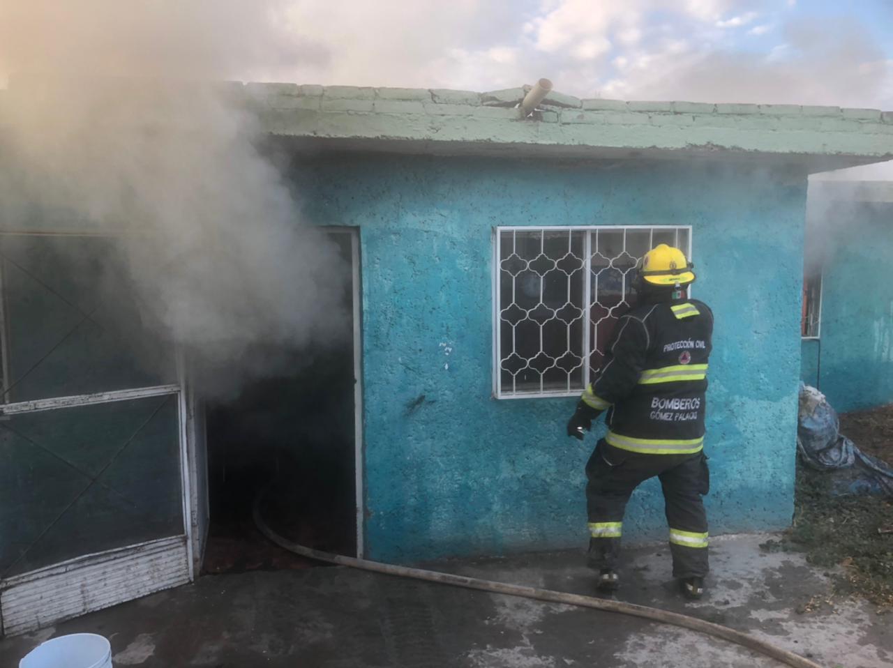 El personal del departamento de Bomberos y Protección Civil de Gómez Palacio se encargó de sofocar las llamas.