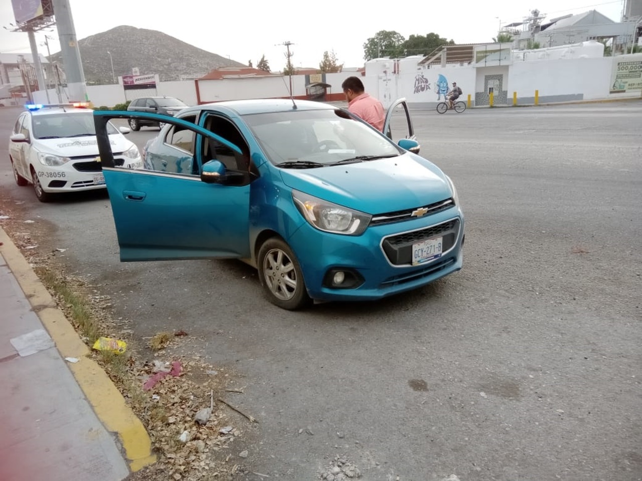 La mujer lesionada viajaba a bordo de un vehículo compacto que fue golpeado por el animal en Gómez Palacio. (EL SIGLO DE TORREÓN)