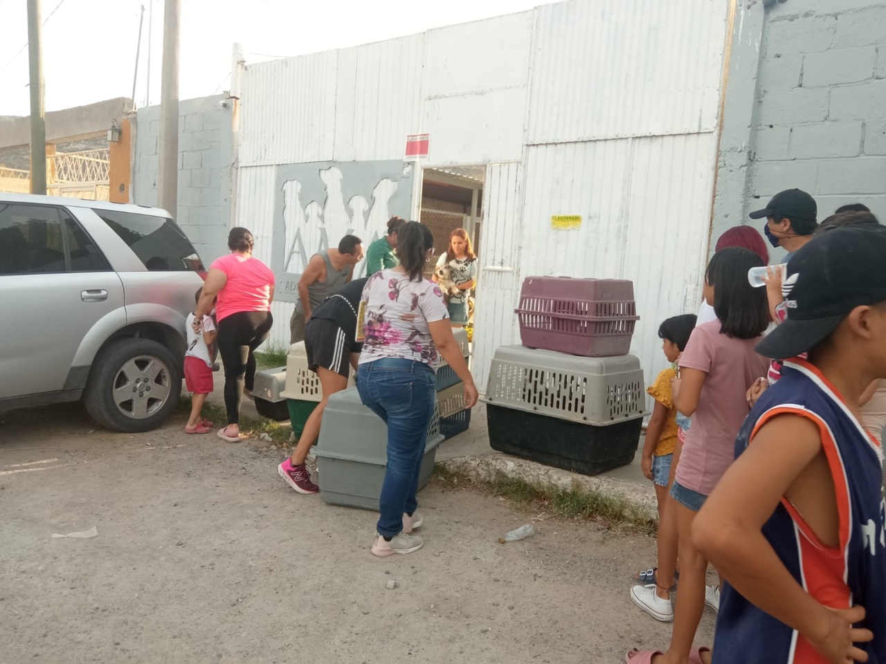 Haciendo uso de un pulidor para violentar chapas y candados se desalojó el albergue Ama, en el municipio de Lerdo.