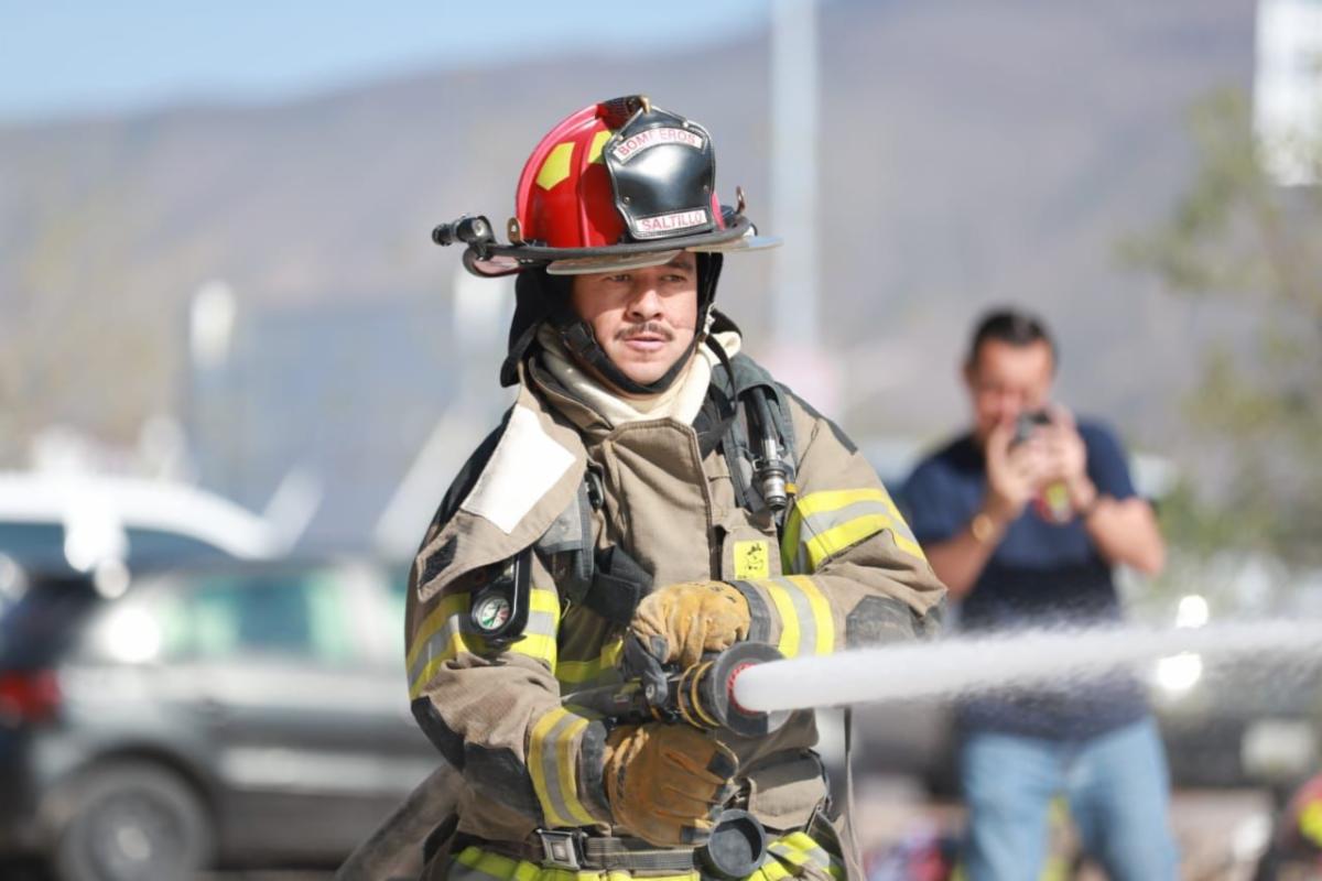 Bomberos de Saltillo demuestran habilidades en competencia