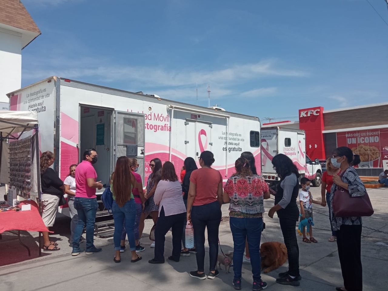 El lugar tuvo una gran afluencia de mujeres, que esperaron en la fila para ser atendidas. (EL SIGLO DE TORREÓN)