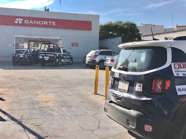 Trabajadores de la sucursal bancaria se percataron que el vigilante se encontraba desvanecido en el área de cajas. (EL SIGLO COAHUILA)