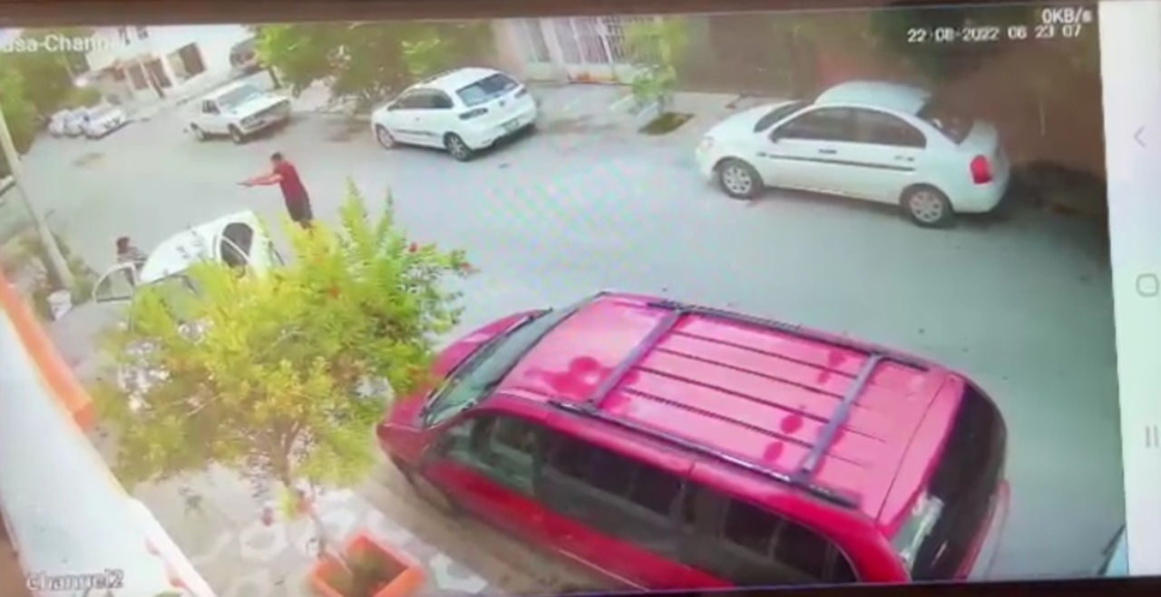 Gracias a las cámaras de seguridad se logró grabar el momento en el que el sujeto despoja de su vehículo a la propietaria.