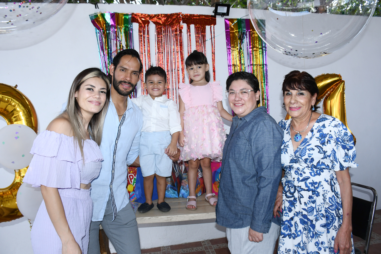 Romina y Rodrigo acompañados por papás, tía Vanessa Cabral y abuela Blanca Vázquez (EL SIGLO DE TORREÓN/FERNANDO COMPEÁN)