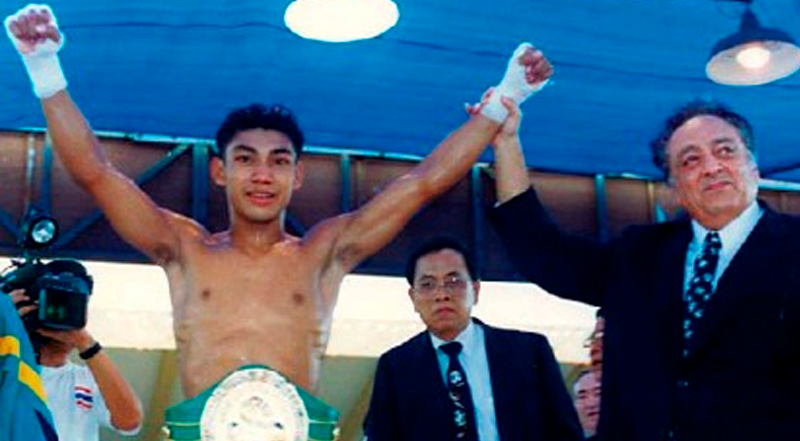 Un día como hoy, Sirimongkol Sinwancha conquistó el título Superpluma WBC