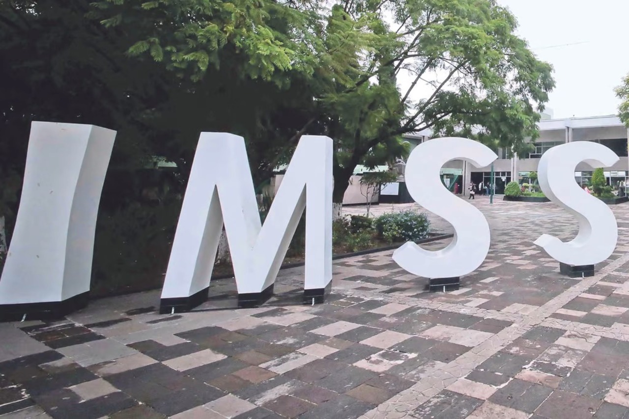 Padres de familia analizan la idea de presentar una amparo contra el IMSS para solicitar ayuda para su hija transexual.