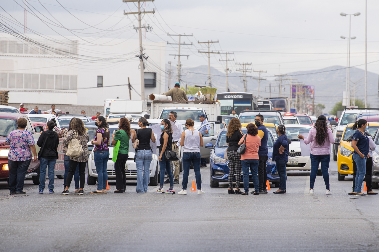 En punto de las 8 de la mañana se hizo un bloqueo en un tramo de la antigua carretera Torreón-San Pedro, mismo que causó congestionamiento vial y que fue protagonizado por la zona escolar 513.