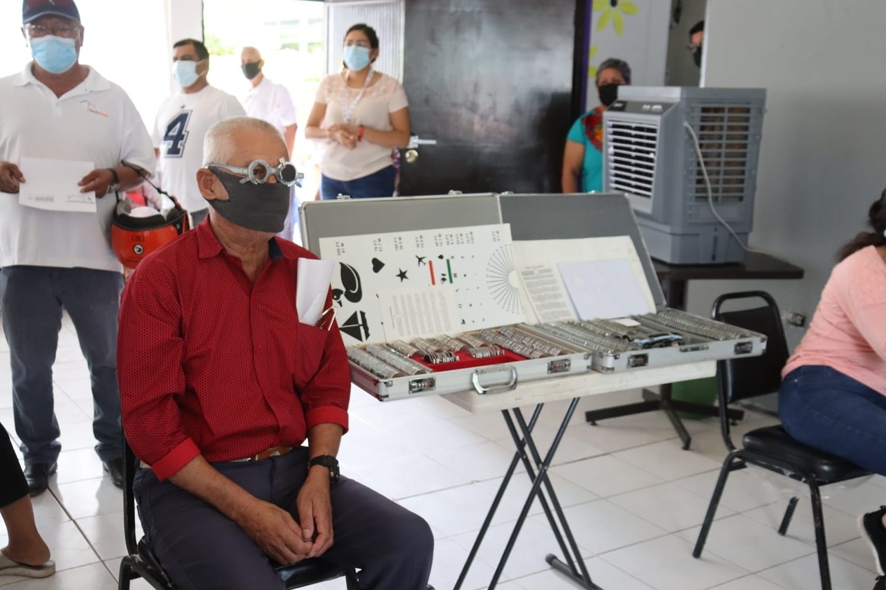 El DIF municipal organizó una jornada de exámenes de la vista a adultos mayores y a 55 se les entregarán lentes en los próximos días.