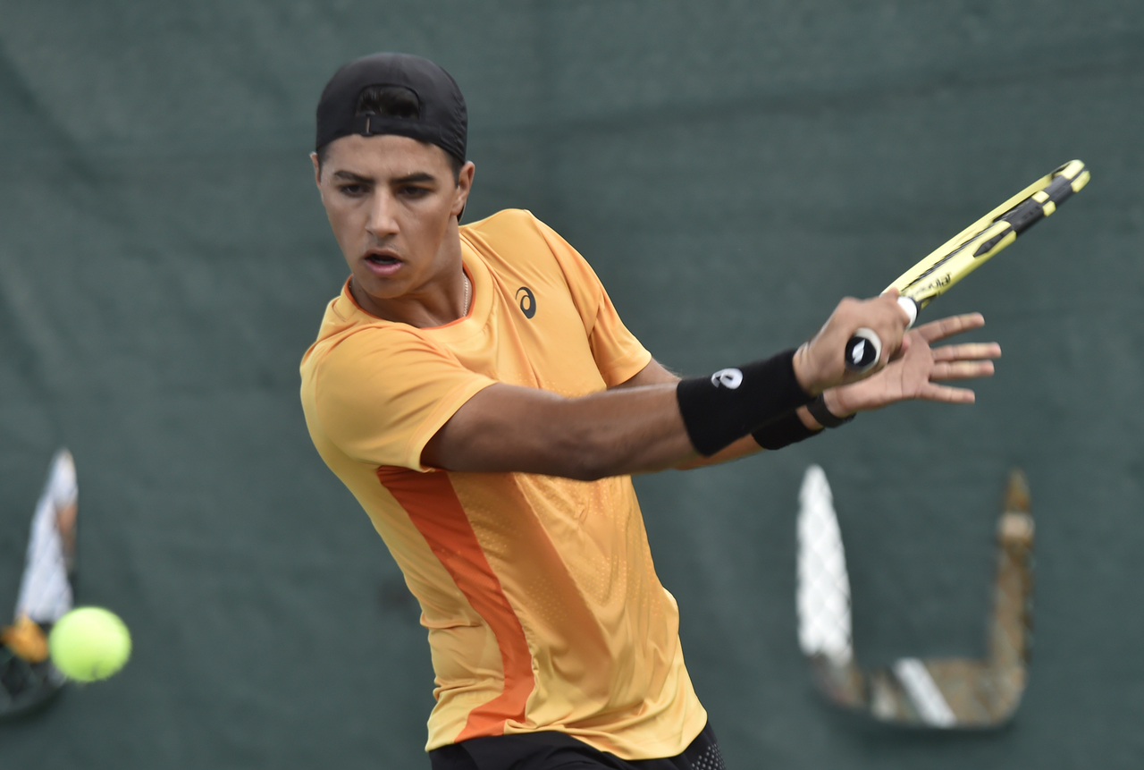 Emiliano Aguilera se recuperó tras perder el primer set y se impuso 4-6, 6-2, 6-3 al tapatío Eduardo Orozco en la final de la categoría Open Varonil del Torneo Anual de tenis del Campestre Torreón. (EL SIGLO DE TORREÓN)