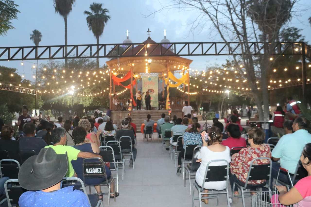 Para la distracción de los adultos mayores, el DIF organizó una Noche de Estrellas en la plaza principal de San Pedro. (EL SIGLO DE TORREÓN)