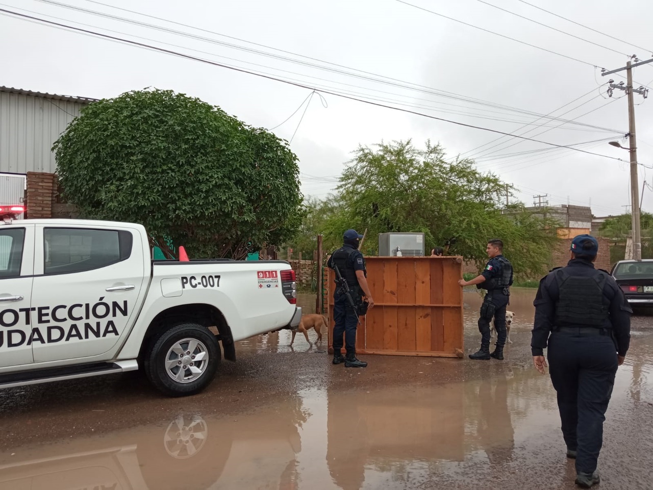 Diversas viviendas sufrieron fuertes inundaciones provocando que algunos desalojaran. (EL SIGLO DE TORREÓN)