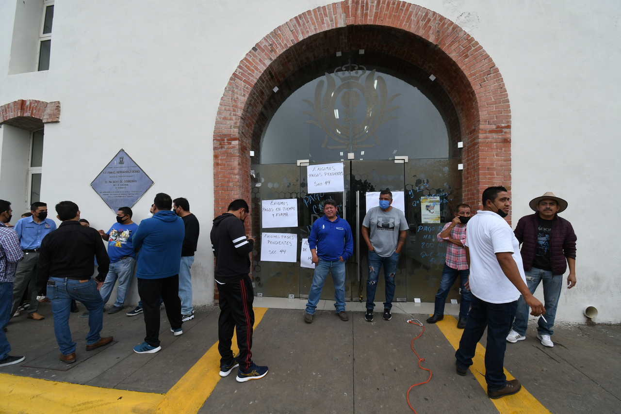 Docentes de la sección 44 del SNTE tomaron ayer la Casa de Gobierno de Gómez Palacio para exigir sus pagos al gobierno estatal. (FERNANDO COMPEÁN)