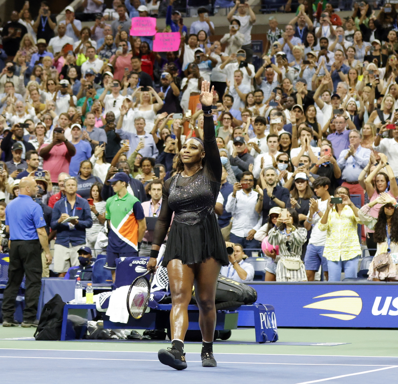 Serena Williams ofreció resistencia, pero terminó cayendo 7-5, 6-7, 6-1 ante Ajla Tomljanovic en la tercera ronda del Abierto de Estados Unidos, el que se presume fue el último torneo de su carrera (AP) 