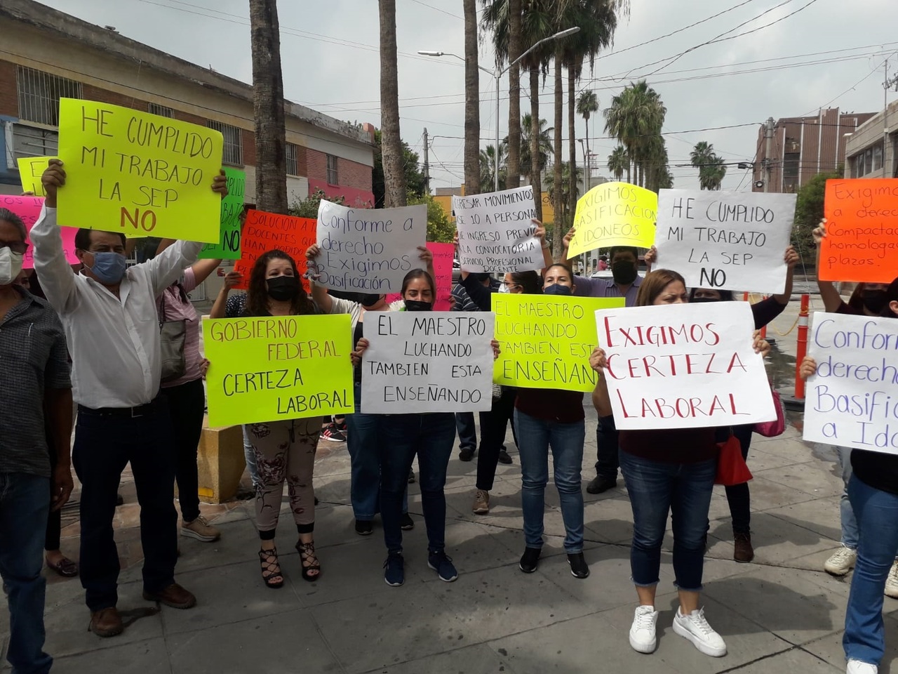 Una caravana motorizada partió ayer del Cbtis No. 4 de Lerdo y llegó hasta las oficinas locales de la sección 35 del Sindicato Nacional de Trabajadores de la Educación, ubicadas en Torreón.