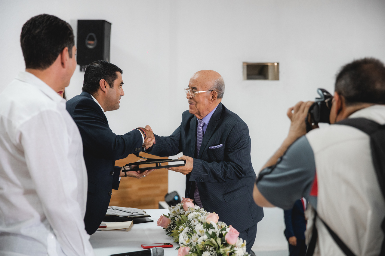 Reconocimiento del Foro de Abogados Sampetrinos A. C. por su destacada carrera como abogado y fundador al Licenciado José Francisco Gómez Flores por parte del presidente municipal el Licenciado David Ruiz Mejía, Licenciada María Fernanda Ávila González presidenta de dicha asociación y del Licenciado Carlos de Lara Mcgrath Magistrado presidente de la Sala Regional (CORTESÍA) 