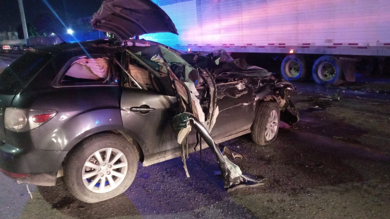 La camioneta Mazda de color gris fue pérdida total tras impactarse contra tráiler estacionado. (EL SIGLO DE TORREÓN)