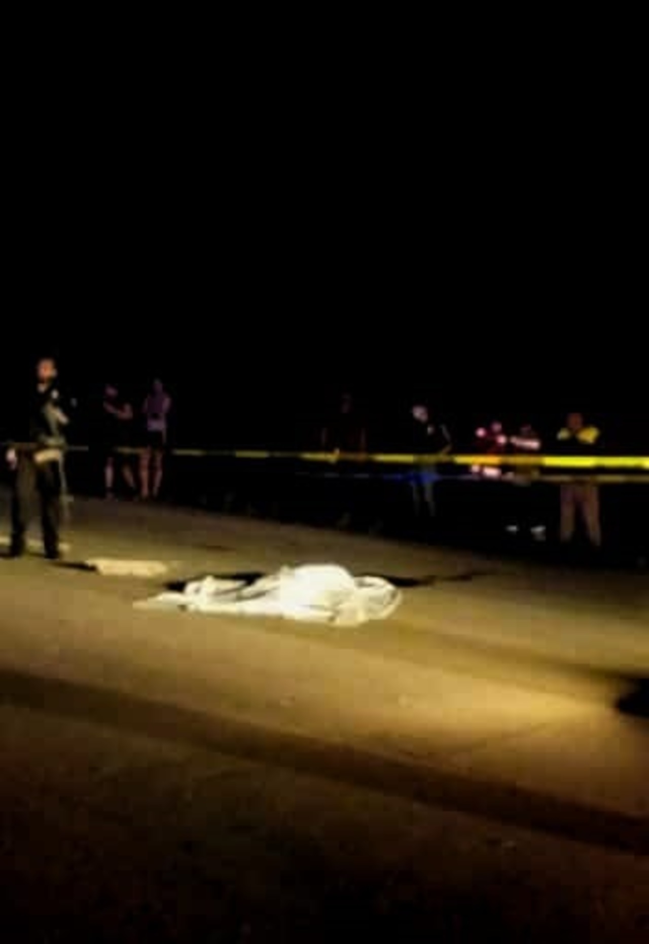 Un automóvil arrolló a un hombre de 45 años y después huyó del lugar.