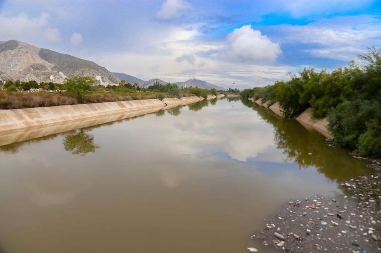 Siguen desfogando la laguna de regulación en la colonia Santiago Ramírez, ayer lunes estaba al 60 por ciento de su capacidad. (EL SIGLO DE TORREÓN)