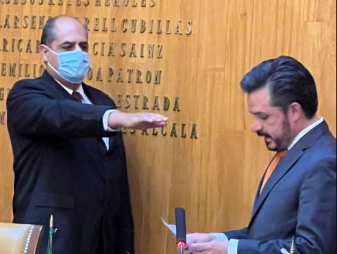 El director general del IMSS, Zoé Robledo Aburto tomó protesta a
Jesús Alfonso Galindo como nuevo director de la UMAE No. 71. (EL SIGLO DE TORREÓN)