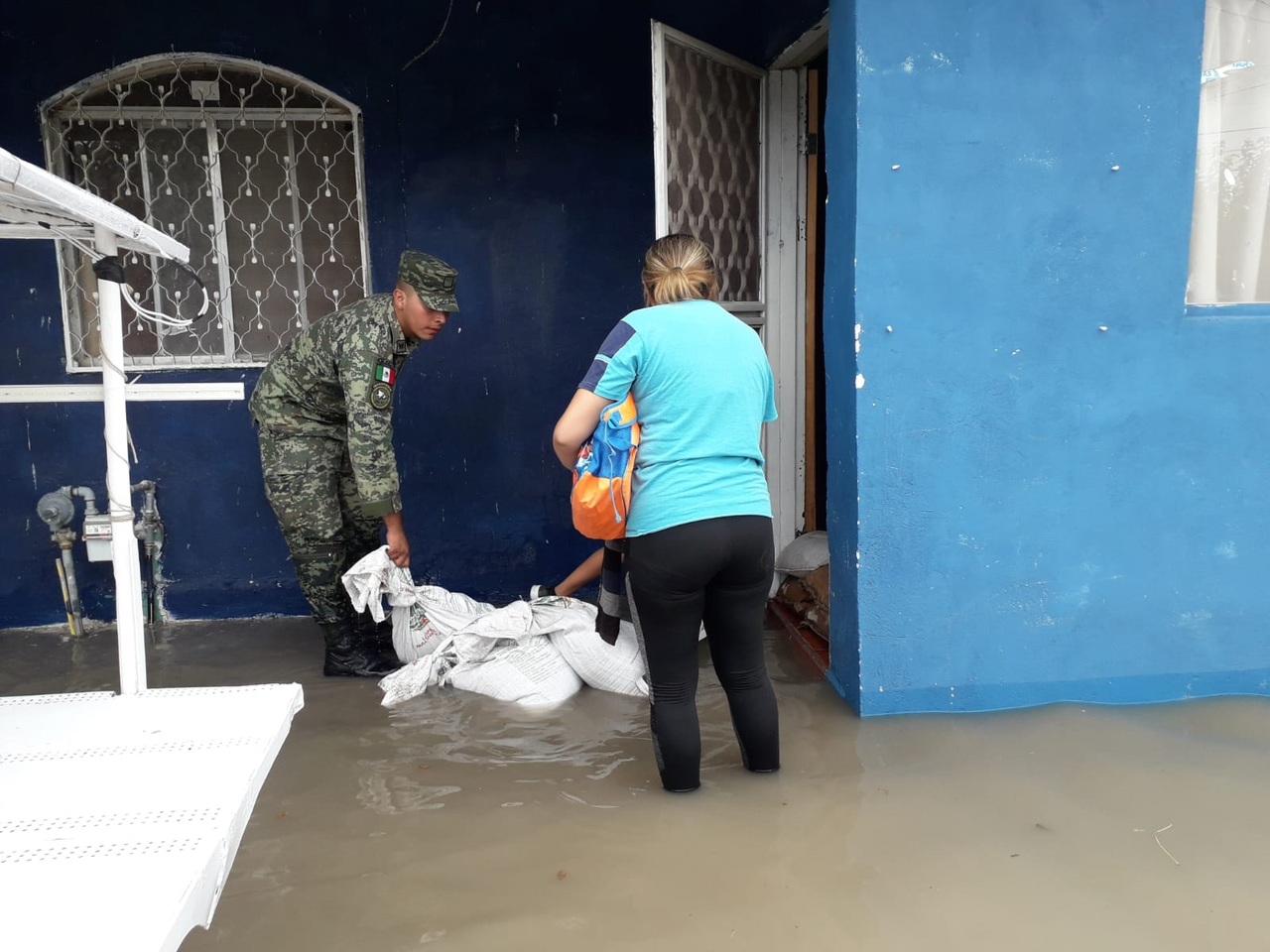 Durante el martes se siguieron atendiendo las inundaciones en diversas colonias de Torreón. (EL SIGLO DE TORREÓN)