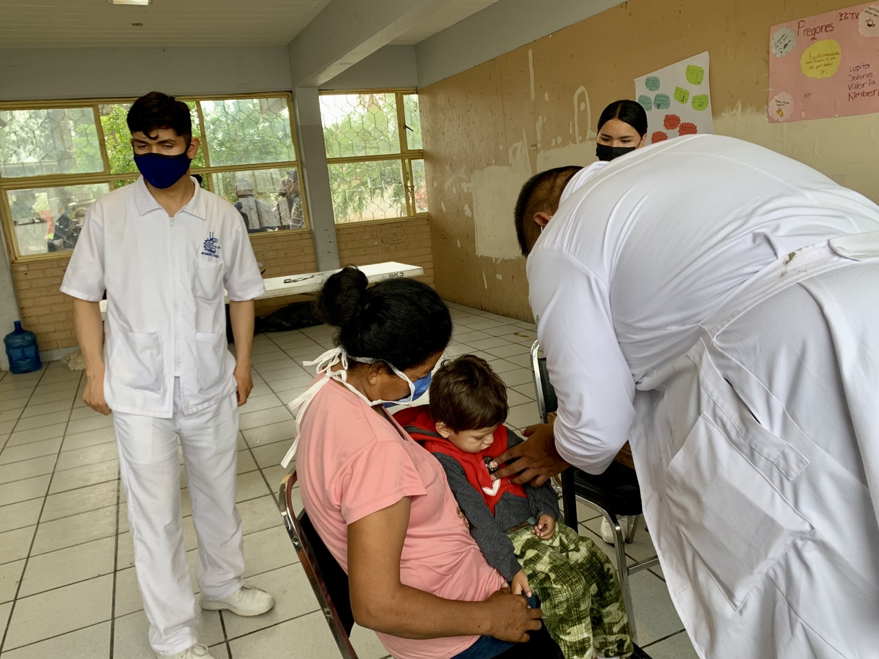 Personal médico brinda atención las 24 horas del día a las personas que se encuentran en los albergues ubicados en Matamoros. (EL SIGLO DE TORREÓN)