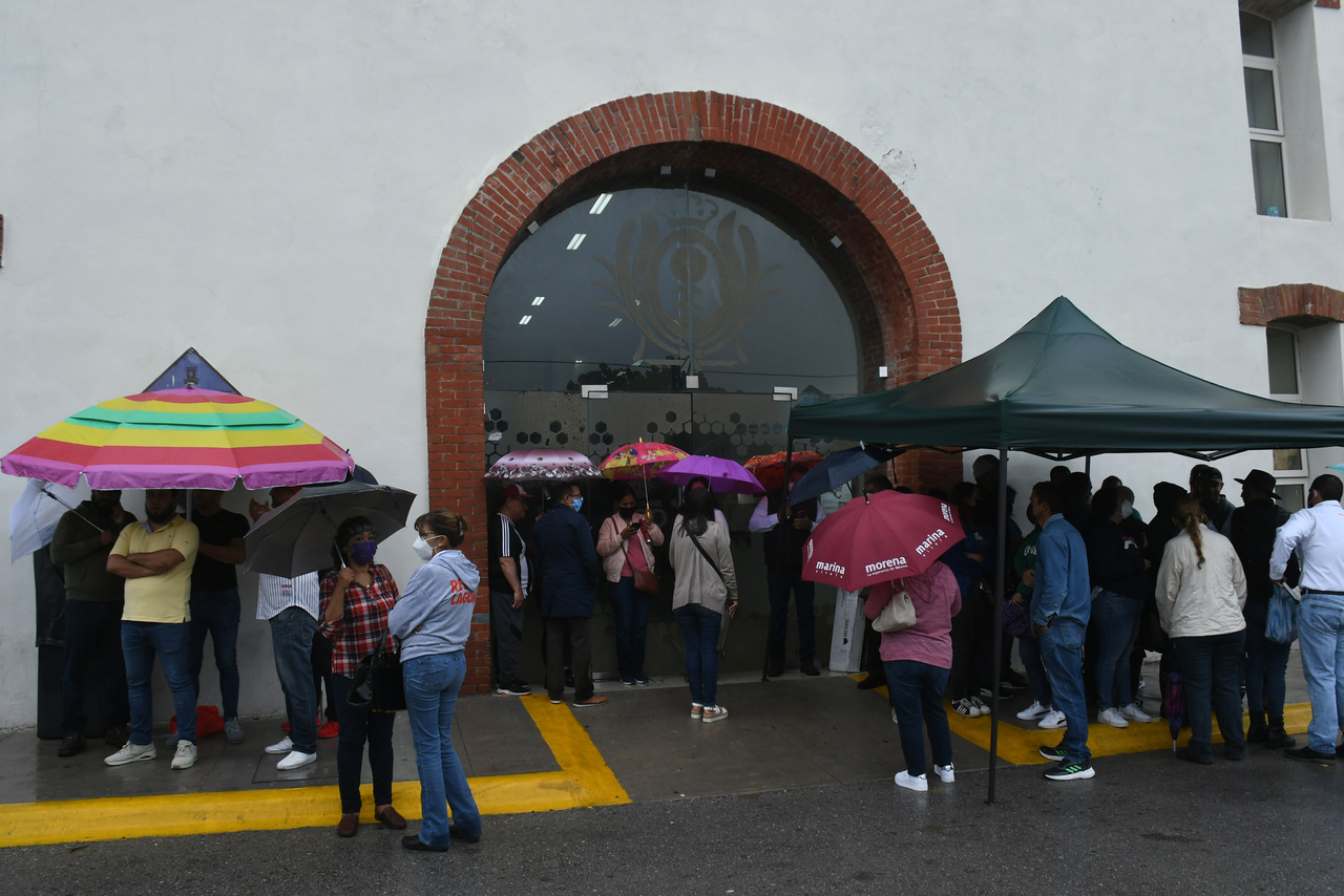 Bajo la lluvia, maestros de la sección 44 tomaron ayer la Casa de Gobierno de Gómez Palacio. (EL SIGLO DE TORREÓN)