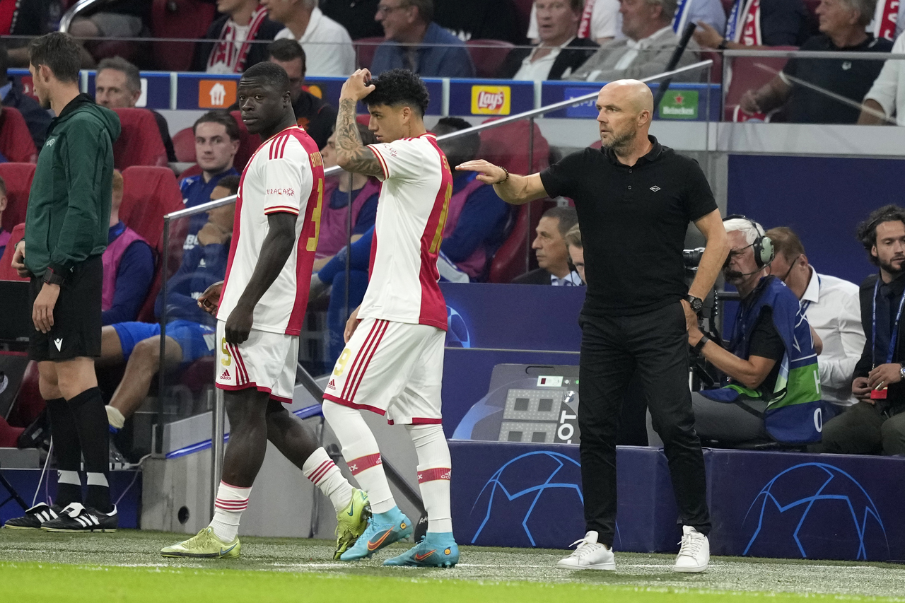 Jorge Sánchez (c) se dispone para entrar al terreno de juego, en la goleada del Ajax 4-0 sobre Rangers en la Champions. (FOTO: AP)