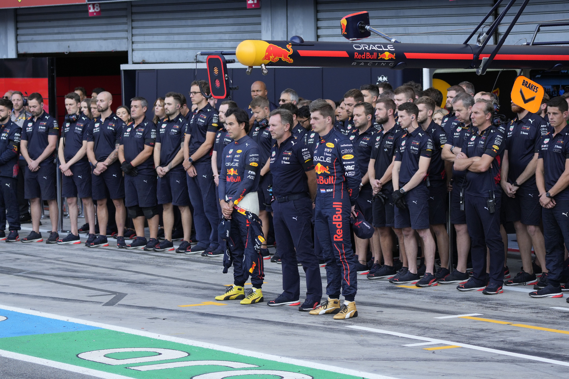 Este viernes durante el primer entrenamiento libre del Gran Premio de Italia, los equipos de F1 guardaron un minuto de silencio en homenaje a la fallecida reina Isabel II. (FOTO: AP)