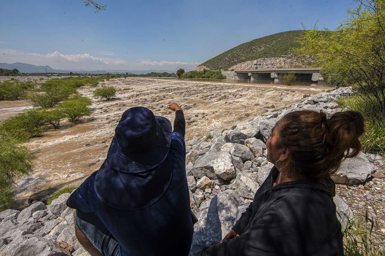Corre agua por el lecho seco del Río Nazas; el puente Centauro fue uno de los lugares a donde la población acudió para dar la bienvenida al caudal que es sinónimo de vida para la Comarca Lagunera. (ÉRICK SOTOMAYOR)