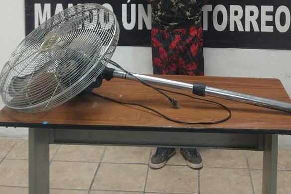 Descubren a hombre robando ventilador en escuela primaria de Torreón