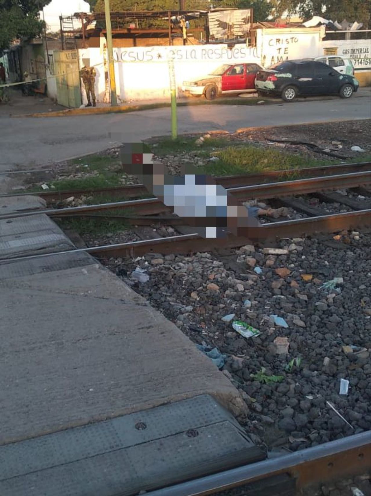 El hombre fue localizado sobre las vías del ferrocarril en el sector Centro de Gómez Palacio. (EL SIGLO DE TORREÓN)