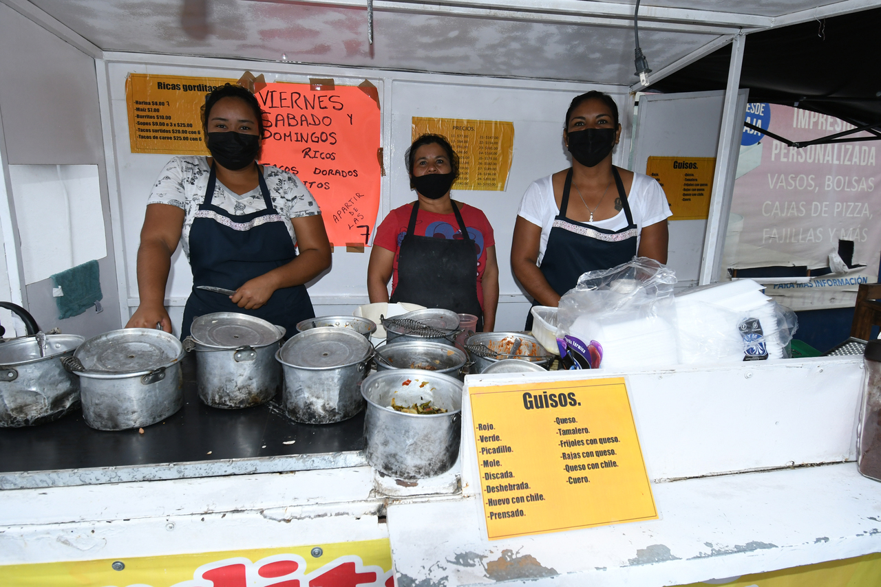 Lupita ofrece sus gorditas a 7 pesos en apoyo a la economía de sus clientes, sobre todo estudiantes y trabajadores. (EL SIGLO DE TORREÓN)