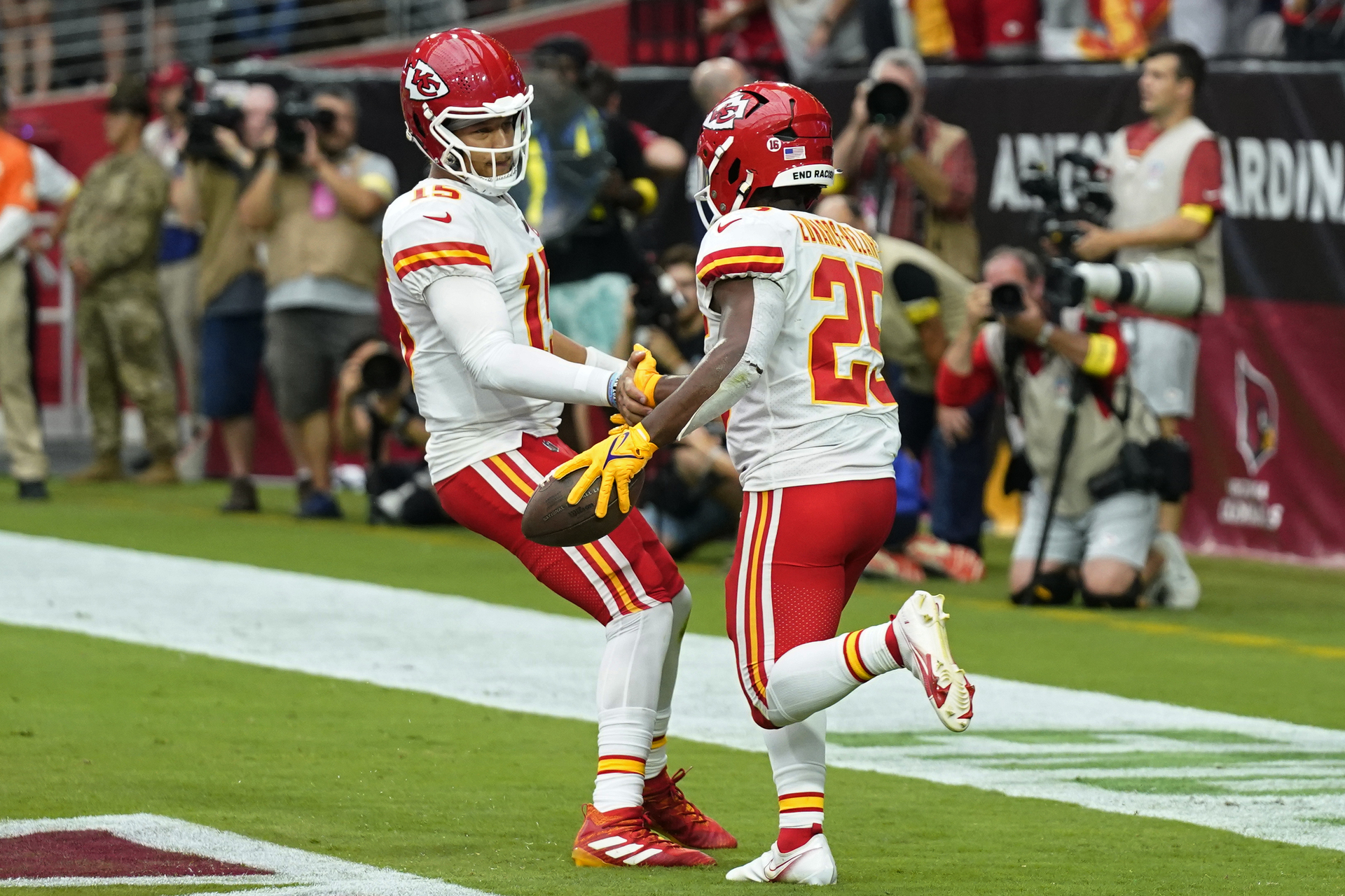 El quarterback de los Chiefs de Kansas City, Patrick Mahomes, a la izquierda, celebra después de que el running back Clyde Edwards-Helaire (25) anotó un touchdown en la primera mitad del partido ante los Cardinals de Arizona, el domingo 11 de septiembre de 2022, en Glendale, Arizona. (AP Foto/Ross D. Franklin)


