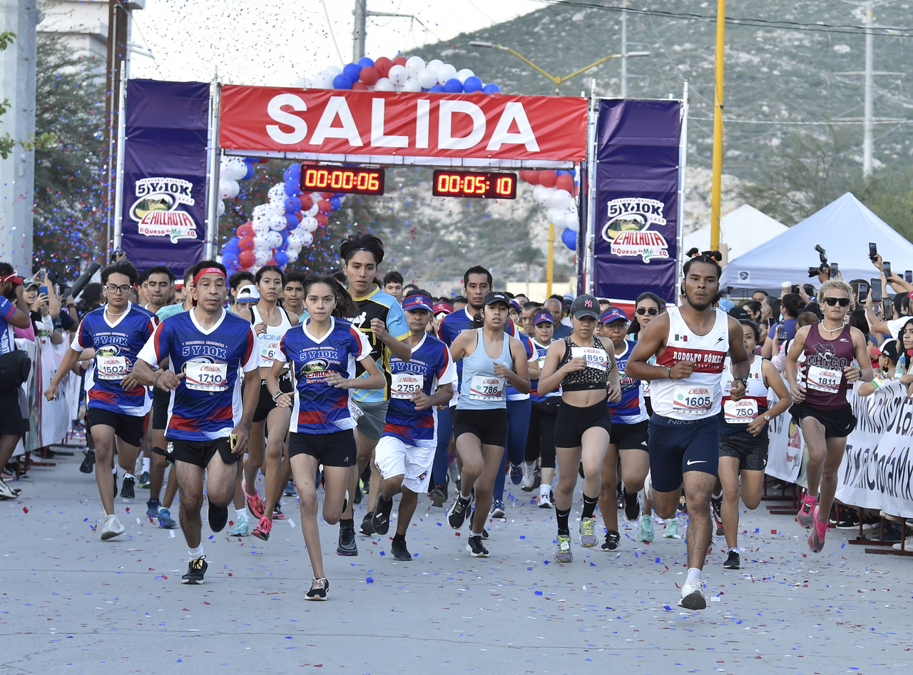 Una gran respuesta de atletas tuvo la tercera edición de la Carrera Atlética de Chilchota, que se corrió principalmente en las calles de Gómez Palacio. (FOTO: RAMÓN SOTOMAYOR)