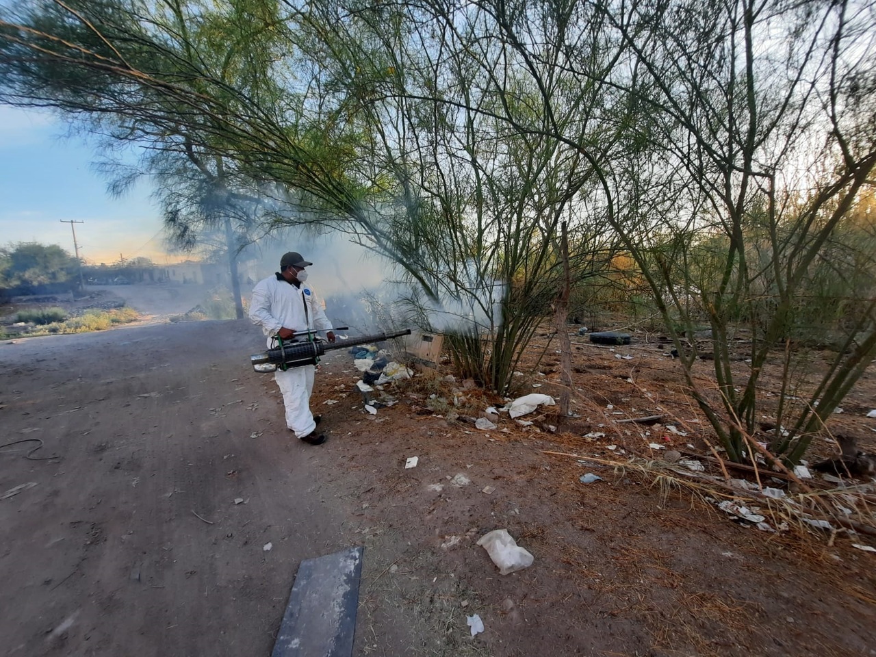 Autoridades realizan fumigaciones en las ciudades para combatir el dengue en el estado de Coahuila y de Durango.