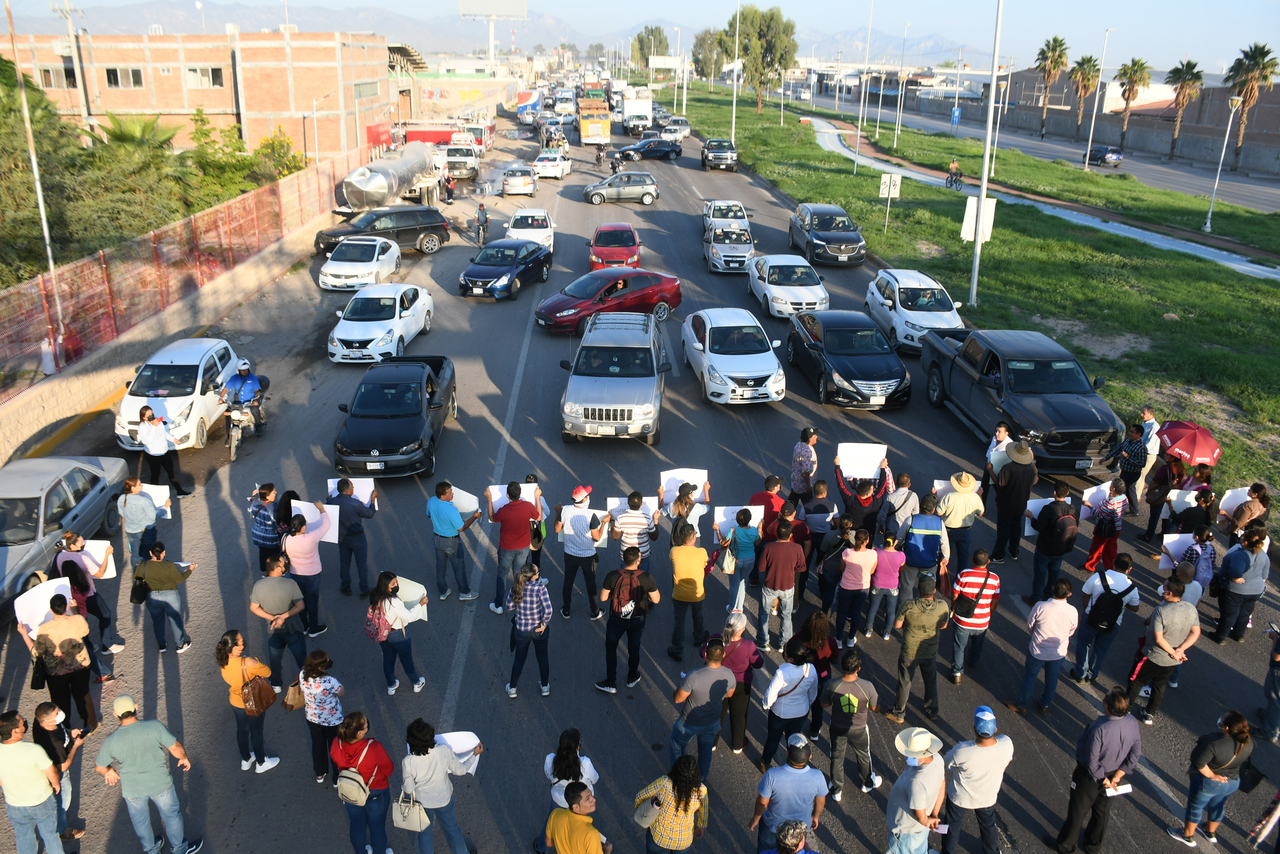 Maestros y maestras de la sección 44 del SNTE en La Laguna, realizaron ayer bloqueos, marchas y tomas de dependencias gubernamentales ubicadas en la ciudad de Gómez Palacio. (FERNANDO COMPEÁN)